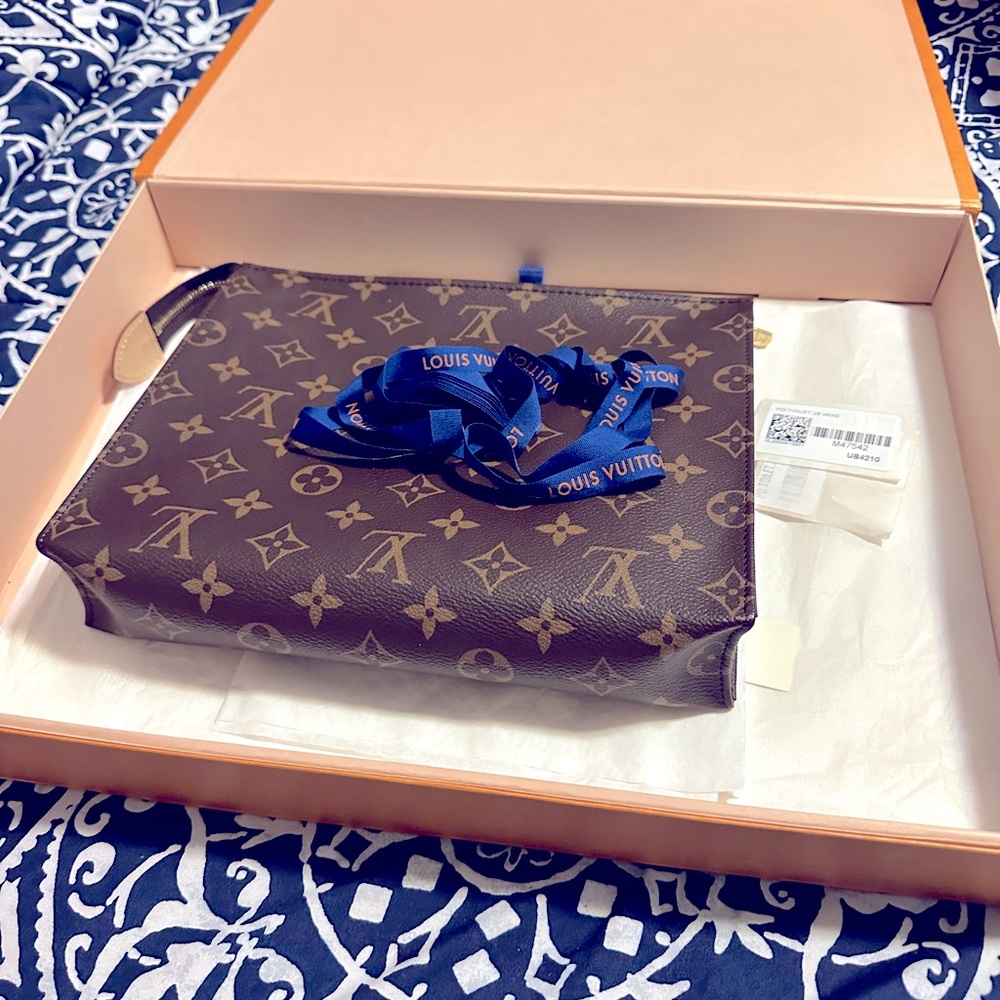 Brand is Louis Vuitton poche toilette nm. Color is brown and beige.Size 26.